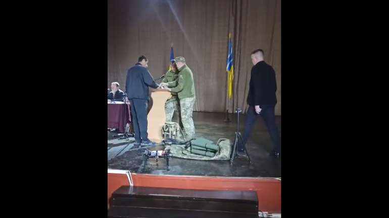 У Каневі на сесії місцевої ради представники ТЦК вручили повістки депутатам