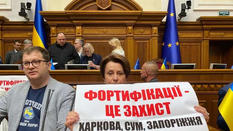 Нардепи заблокували трибуну Верховної Ради України