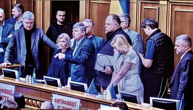 Нардепи заблокували трибуну Верховної Ради України_1