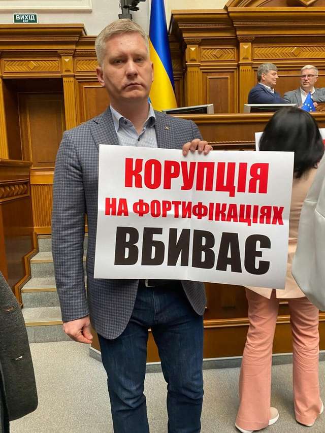 Нардепи заблокували трибуну Верховної Ради України_3