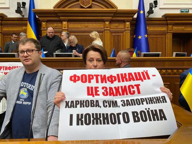 Нардепи заблокували трибуну Верховної Ради України_5