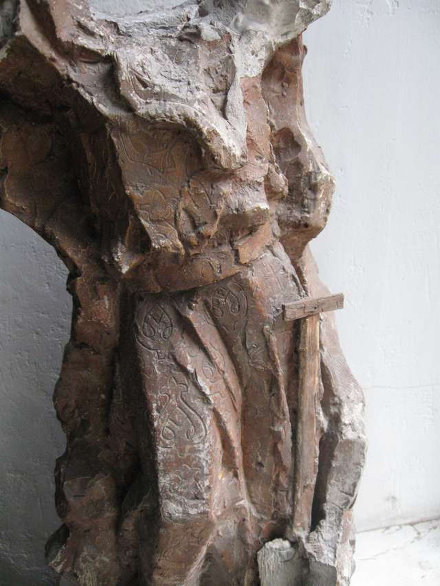 Фрагмент скульптури Сергія Литвиненка із зображеннями на тих шатах, в які одягнута та постать і які віддалено нагадують орнаментику княжих часів