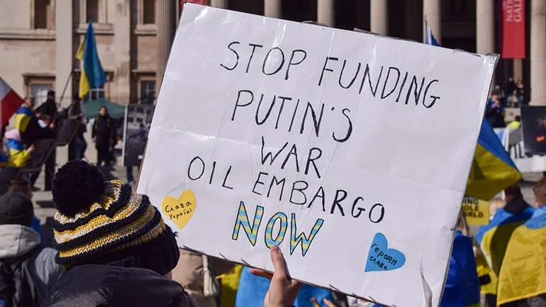 Російська нафта в обмін на українську кров, або чому санкції не працюють