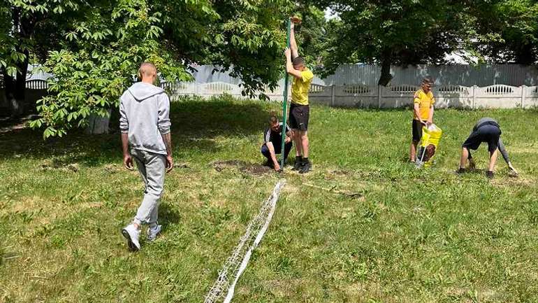 Молодь Карлівської громади самотужки облаштовує спортмайданчик