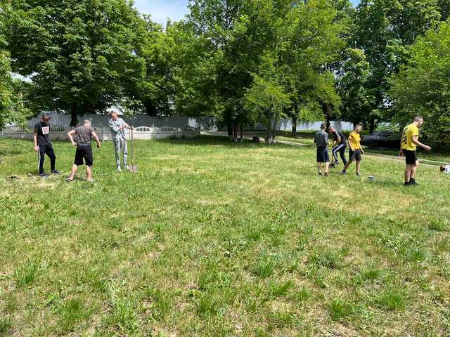 Молодь Карлівської громади самотужки облаштовує спортмайданчик_1