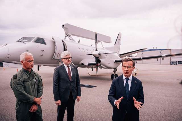 Прем’єр-міністр Швеції Ульф Крістерссон та посол України на фоні майбутнього українського літака Saab 340AEW&C, 30 травня 2024 року.