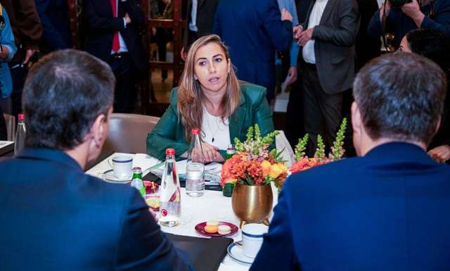 Кочав Елкаям-Леві пропагує західним ЗМІ(у центрі)