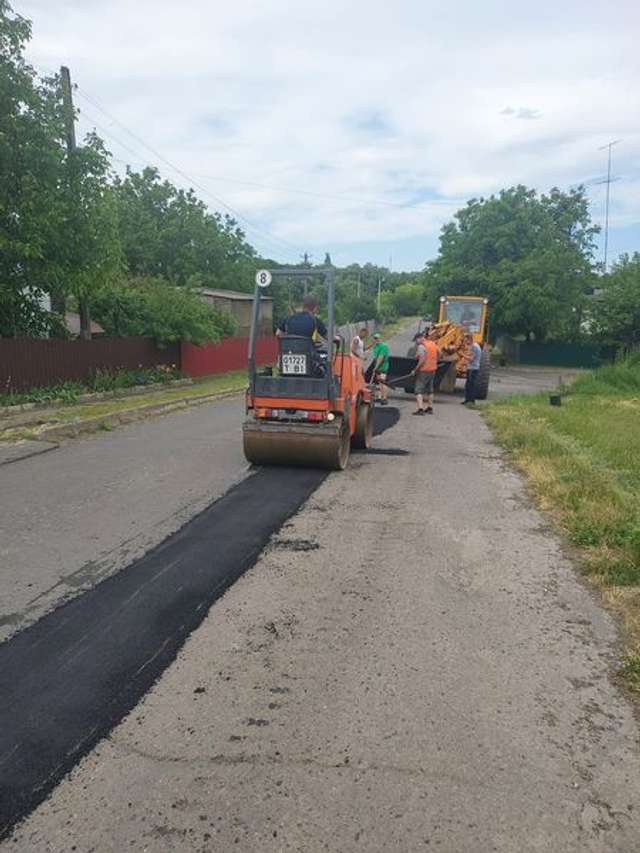 Після скарг громадськості у Машівці взялися латати дороги_1