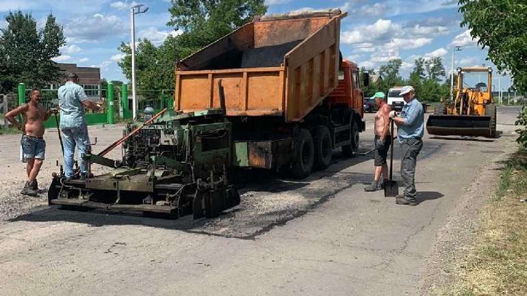 Після скарг громадськості у Машівці взялися латати дороги