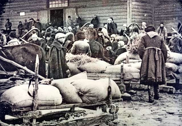 Селяни здають хліб у Баришівському районі Київської округи (1930 рік)