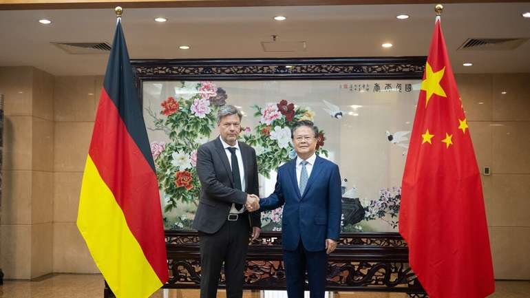 Robert Habeck, left, with Zheng Shanjie in Beijing on June 23.