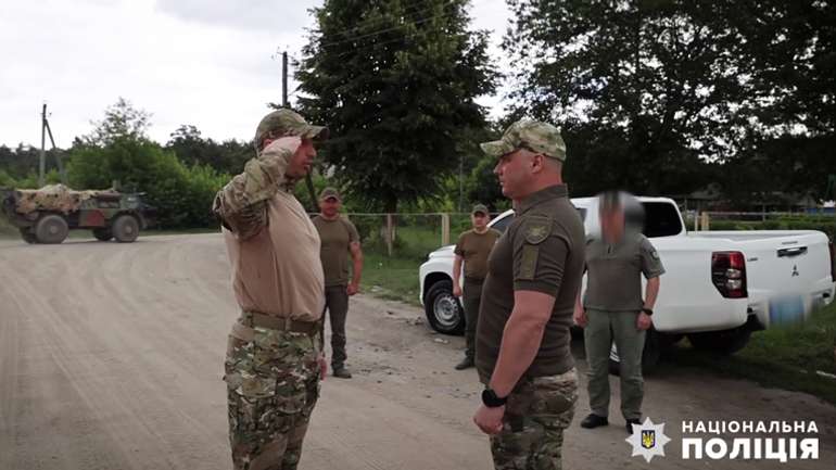 Влада не дозволить вірним їй поліцаям гинути у посадках Донбасу, є інші справи