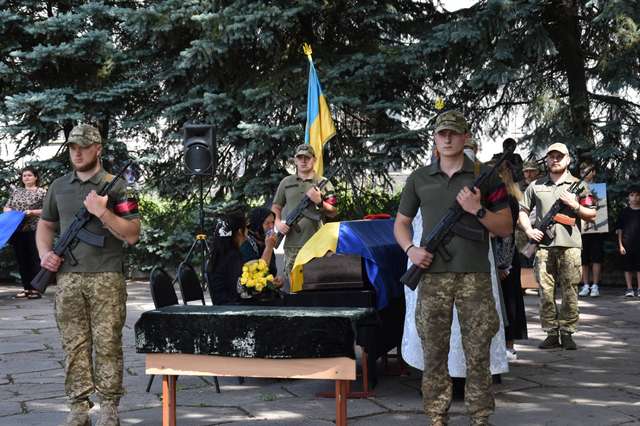 Пирятинська громада провела в останню дорогу військовополоненого земляка_1