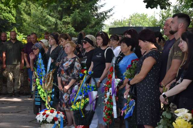 Пирятинська громада провела в останню дорогу військовополоненого земляка_3