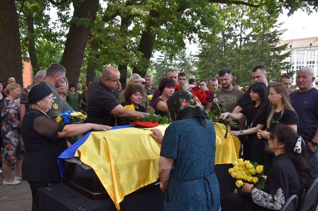 Пирятинська громада провела в останню дорогу військовополоненого земляка_7