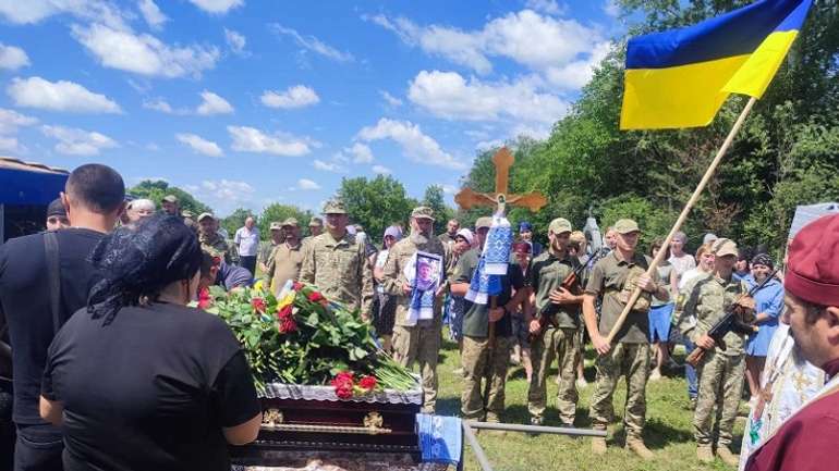У Лохвиці поховали воїна-добровольця Анатолія Винника