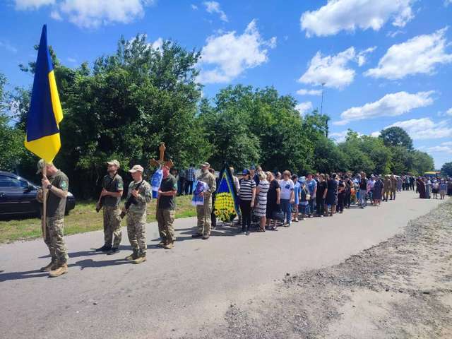 У Лохвиці поховали воїна-добровольця Анатолія Винника_1
