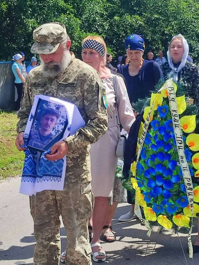 У Лохвиці поховали воїна-добровольця Анатолія Винника_3