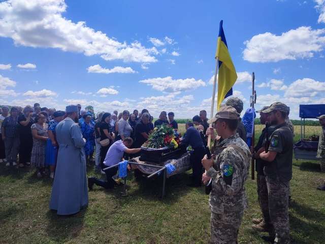 У Лохвиці поховали воїна-добровольця Анатолія Винника_5