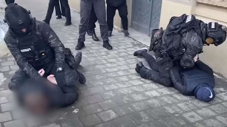 Затримання членів організованої злочинної групи, скріншот оперативного відео Департаменту стратегічних розслідувань Нацполіції