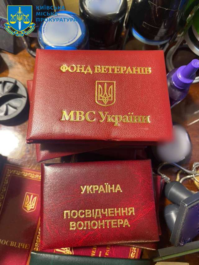 Ексголова осередку Червоного Хреста у Києві вкрала гуманітарну допомогу на 3,6 млн грн_11