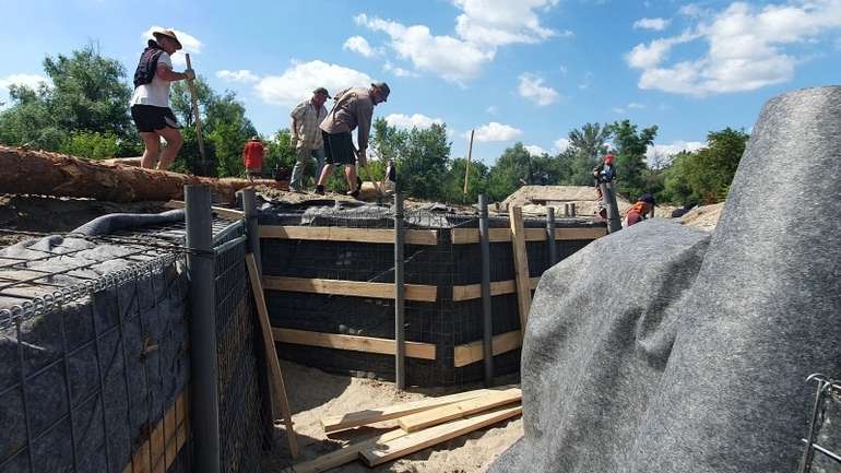 Освітяни з Полтавщини будують фортифікації на Донбасі