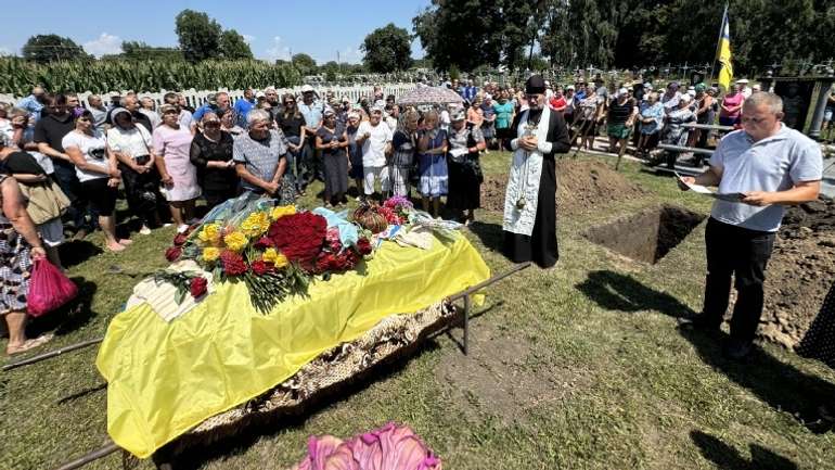 У Хоролі поховали оборонця Авдіївки. Піхотинець Олександр Гусаренко — на щиті