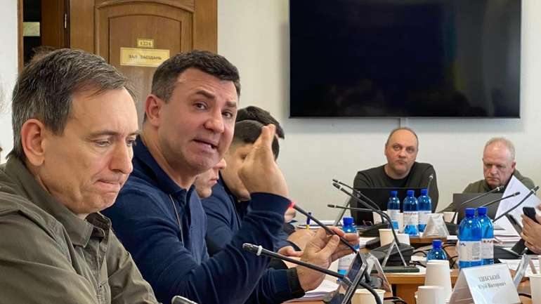 На публіці — мільйонер, а офіційно — приховує статки