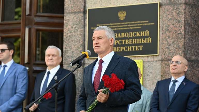 Ґауляйтер Парфьончіков вшановує гебіста Андропова в окупованому Петроскої