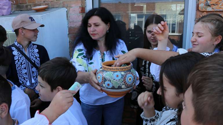 Вихованці мистецького ліцею в Опішні закликали підтримати гривнею ЗСУ