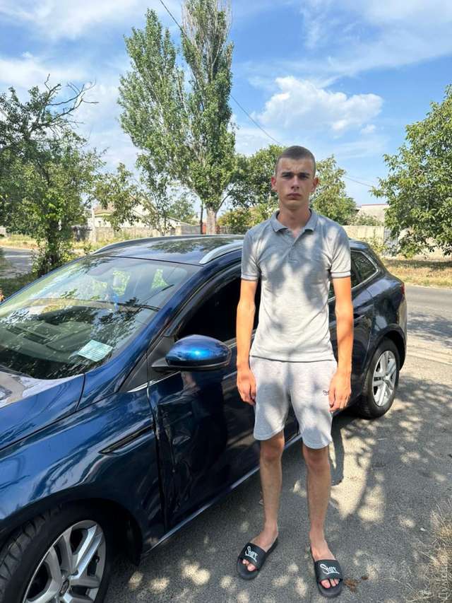 Дмитро Петрошкін і його пошкоджена машина