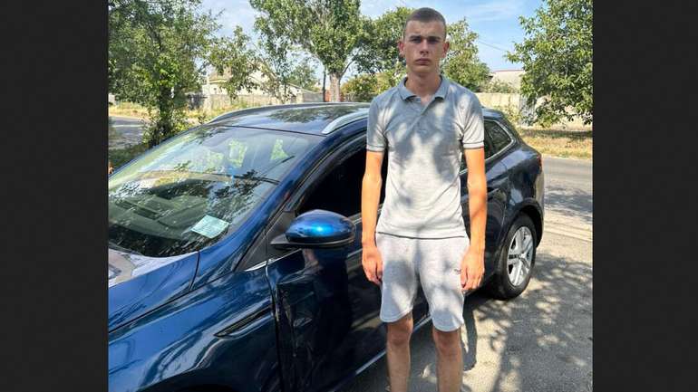 Дмитро Петрошкін і його пошкоджена машина