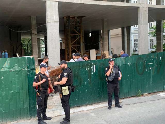 Правоохоронці, які прибули на виклик активістів, опитали ескаваторника, але нікого так і не затримали