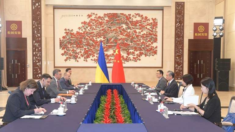 Блазні із «Кварталу 95» кидають Україну в обійми комуністичного Китаю