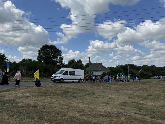 У рідний Хорол «на щиті» повернувся незламний фронтовик Олег Черкаський_3