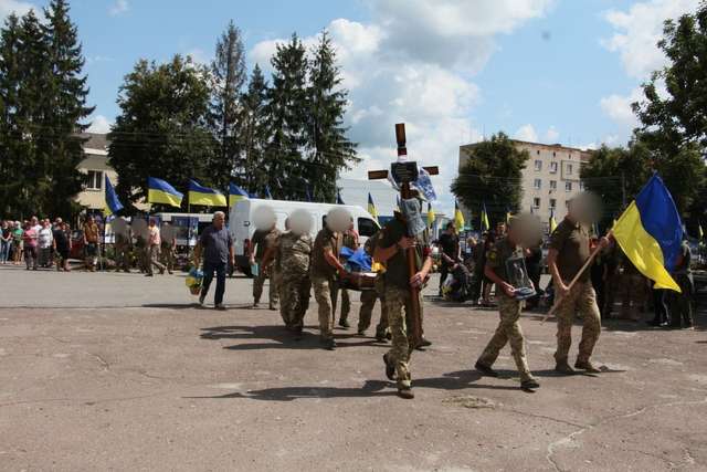 Зіньків знову у жалобі — воїн Олексій Попов «на щиті»_3