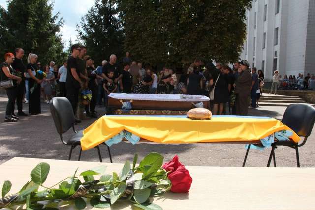 Зіньків знову у жалобі — воїн Олексій Попов «на щиті»_9