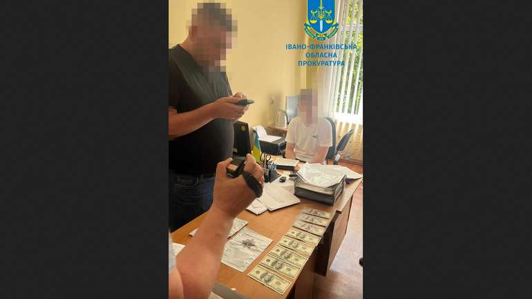 В Івано-Франківську затримали освітянина, який брав хабар в абітурієнта