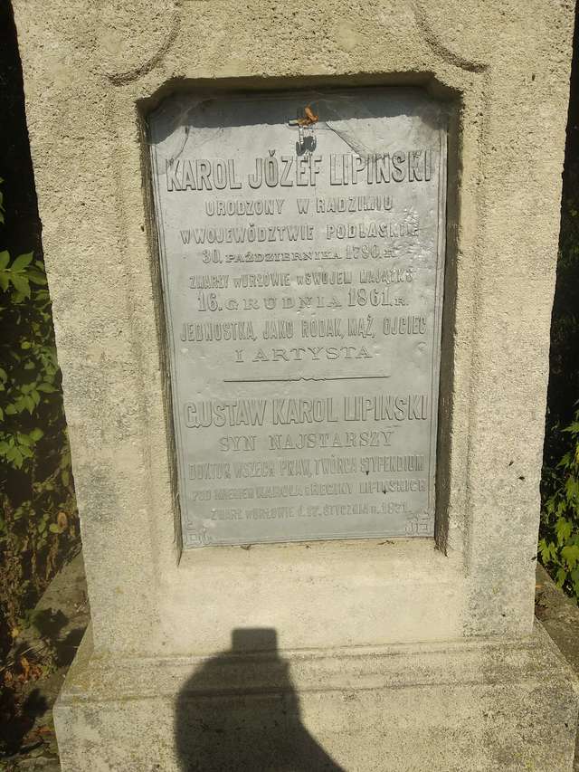 Символічний пам'ятник на могилі Кароля Юзефа Ліпінського