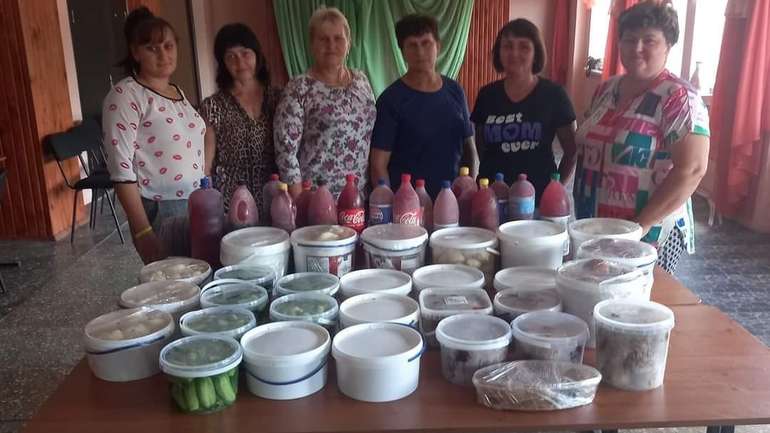 Великосорочинське жіноцтво передало гумвантаж фронтовикам ЗСУ