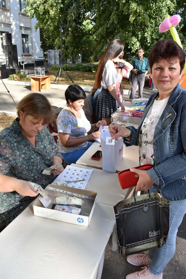 Чутівська громада влаштувала благодійний ярмарок на підтримку ЗСУ_5