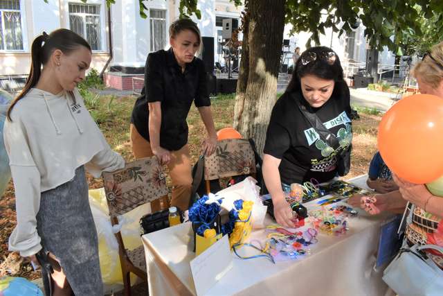 Чутівська громада влаштувала благодійний ярмарок на підтримку ЗСУ_1