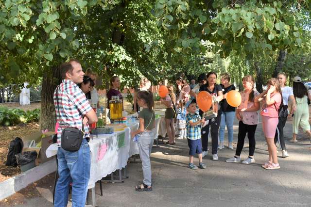 Чутівська громада влаштувала благодійний ярмарок на підтримку ЗСУ_9