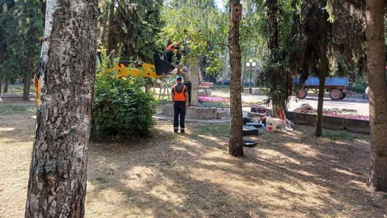 З березового скверу нарешті прибирають рештки російського пропагандиста