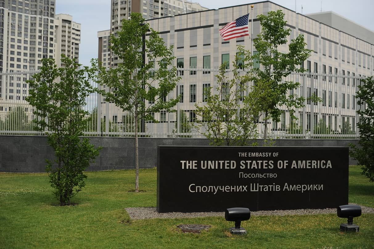Посольство США закликало своїх громадян негайно покинути Україну