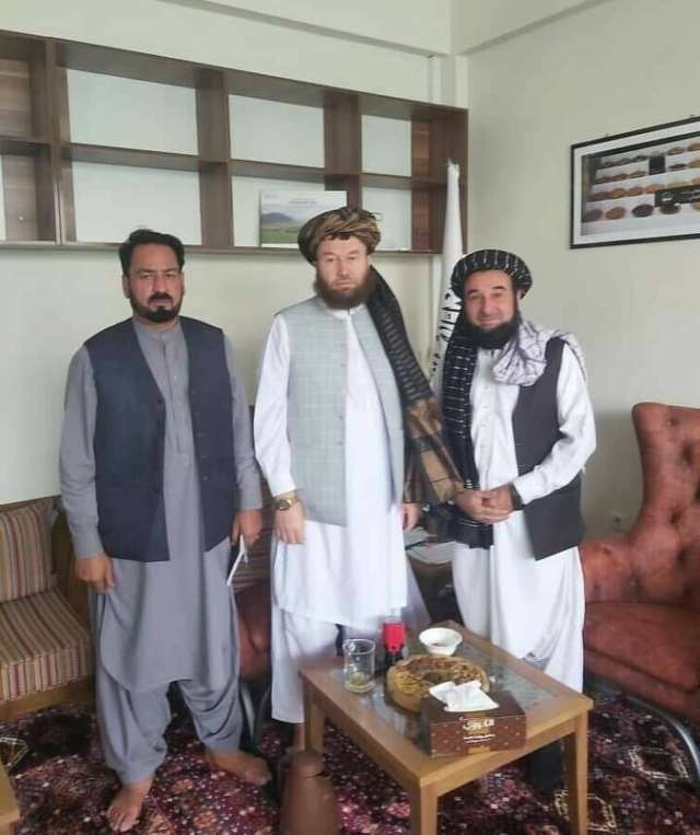 Консул РФ (посередині) у Кабулі в оточенні талібів