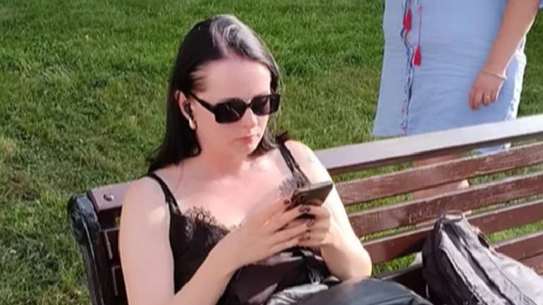 Підлегла партнера «Газпрому» Козицького показала середній палець під час виконання славня