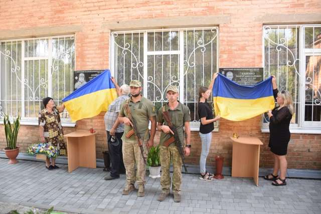 Полеглих оборонців Андрія Бабенка і Олега Олійника увічнили у Нових Санжарах_1