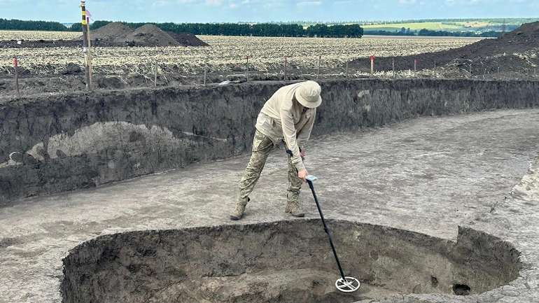 У розграбованому кургані поблизу Котельви виявили давнього воїна