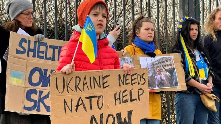 Настав час включити Україну у структури НАТО — Le Monde